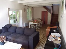 Lovely House With Grass Garden, Shared Swimmingpool, Next to the River