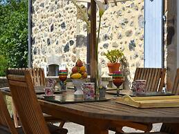 Lovely House With Grass Garden, Shared Swimmingpool, Next to the River