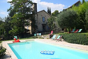 Lovely House With Grass Garden, Shared Swimmingpool, Next to the River