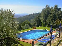 Spacious Cottage in Cortona With Swimming Pool