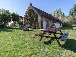 Charming Holiday Home in Montrichard With Pool