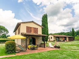 Aesthetic Farmhouse in Bucine With Barbecue