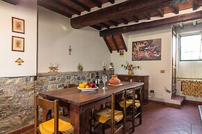 Aesthetic Farmhouse in Bucine With Barbecue
