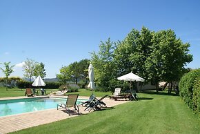 Nice Apartment With Pool and Beautiful Garden