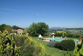 Nice Apartment With Pool and Beautiful Garden