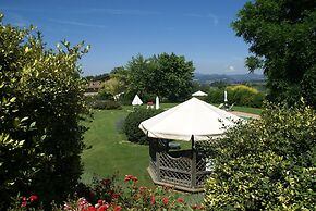 Nice Apartment With Pool and Beautiful Garden