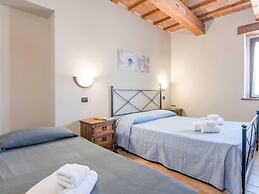 Inviting Farmhouse in Appenines With Covered Swimming Pool