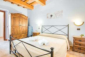 Inviting Farmhouse in Appenines With Covered Swimming Pool