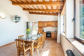 Inviting Farmhouse in Appenines With Covered Swimming Pool