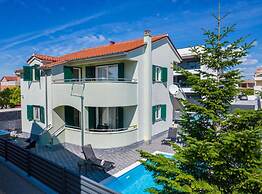Villa S