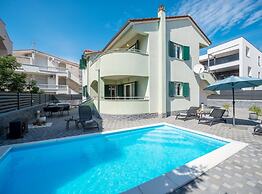 Villa S
