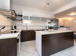Villa S