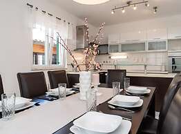 Villa S