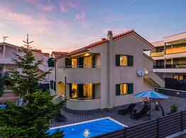 Villa S