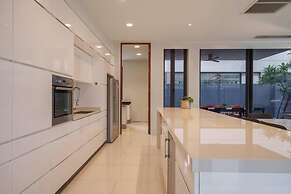 Ekkamai Luxury Villa With Home Cinema