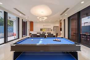 Ekkamai Luxury Villa With Home Cinema