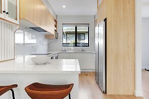 Central Oasis Townhouse with Parking