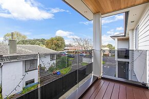 Central Oasis Townhouse with Parking