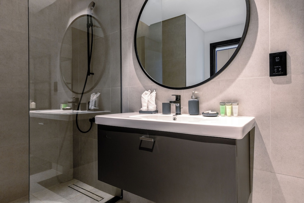 Waves - Premium Studio Stay in the He