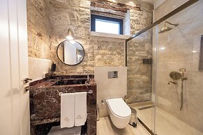 Atrium Suites