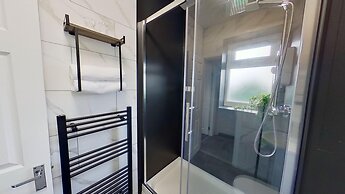 2 Bedroom House - Wifi - Parking - Pool Table