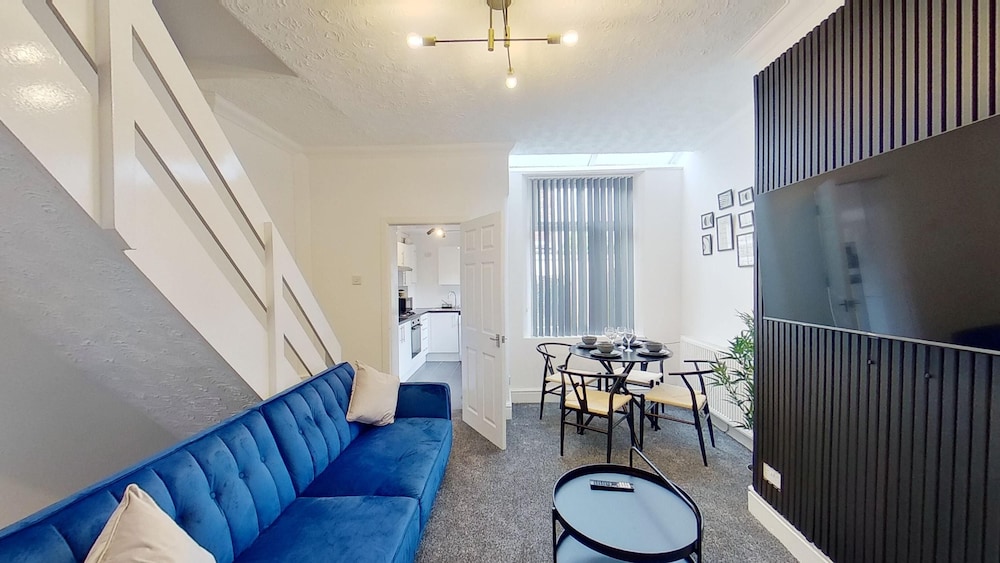 2 Bedroom House - Wifi - Parking - Pool Table