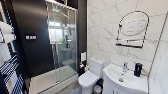 2 Bedroom House - Wifi - Parking - Pool Table