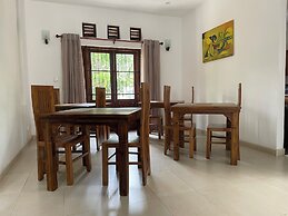Cenreeza Airport Villa