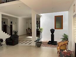Cenreeza Airport Villa