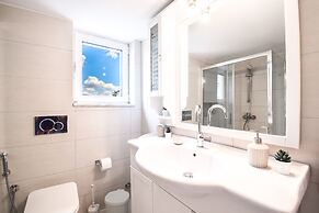 Alimos Luxury 3 Bd Apt w Stunning Views