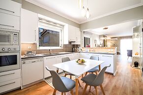 Alimos Luxury 3 Bd Apt w Stunning Views