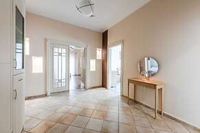The Old-clock Apartment Modern 2BR