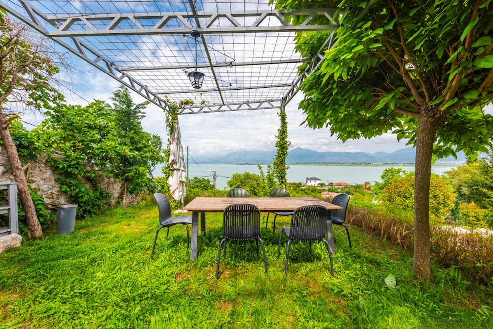 Exclusive Lake Villa 4BR With Private Pool