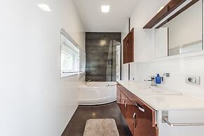 Exclusive Lake Villa 4BR With Private Pool