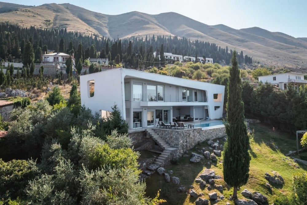 Exclusive Lake Villa 4BR With Private Pool