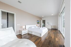 Exclusive Lake Villa 4BR With Private Pool