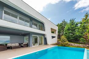 Exclusive Lake Villa 4BR With Private Pool