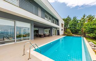 Exclusive Lake Villa 4BR With Private Pool