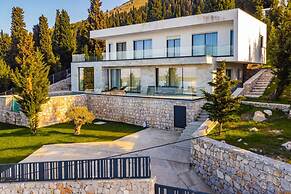 Villa Serenity Luxury Lakeside Manor