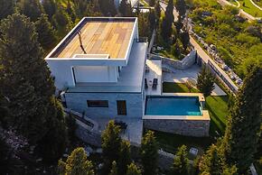Villa Serenity Luxury Lakeside Manor