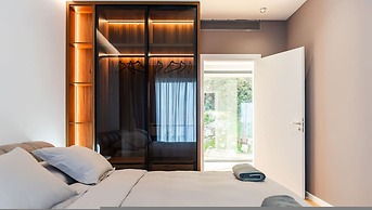 Villa Serenity Luxury Lakeside Manor