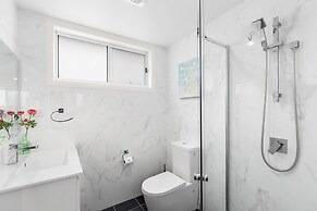 StayAU 4BR Modern Townhouse Asquith