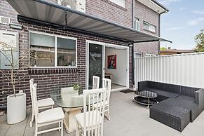 StayAU 4BR Modern Townhouse Asquith