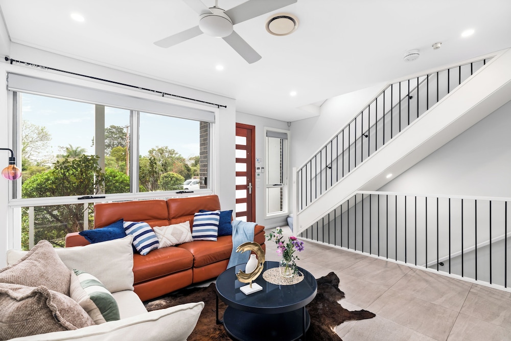 StayAU 4BR Modern Townhouse Asquith