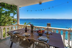 Holiday Home Seafront Escape