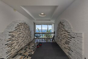 Holiday Home Seafront Escape