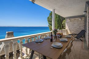 Holiday Home Seafront Escape