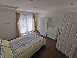 City Apartment Sleeps 4 With Garden