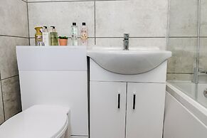 Corby - Sleeps 5 - Parking - Town Centre
