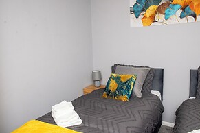 Corby - Sleeps 5 - Parking - Town Centre